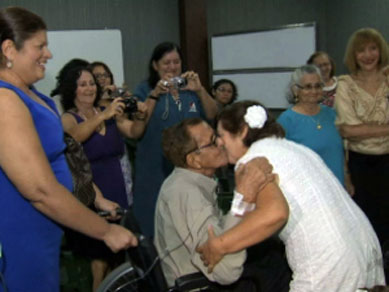 Casal se reencontra depois de 48 anos e casa em hospital de Fortaleza