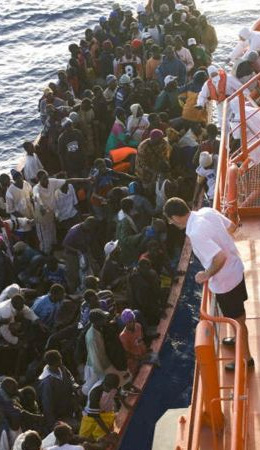 Barco com 230 imigrantes ilegais tenta entrar nas Canrias
