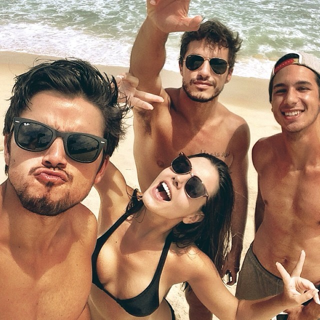 Rodrigo Simas curte praia com Giovanna Lancellotti