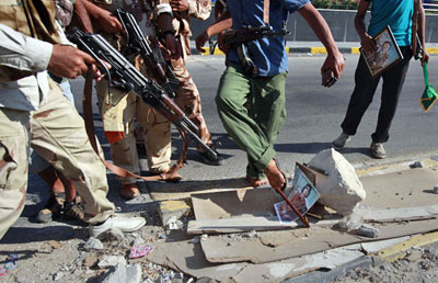 Rebeldes lbios controlam quase toda Trpoli, e Kadhafi some