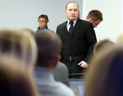 Homem atira sapato em assassino noruegus durante julgamento