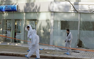 Bomba explode perto de banco em Atenas