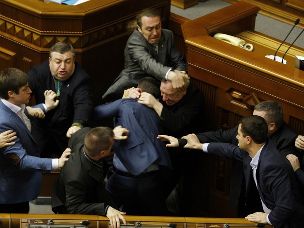 Deputados trocam agresses no Parlamento ucraniano