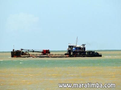 Embarcao estranha no litoral de Maratazes