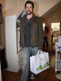 Crianas: Murilo Bencio compra roupas para Pietro