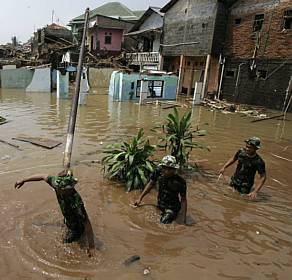 Dique rompe e 52 morrem afogados na Indonsia