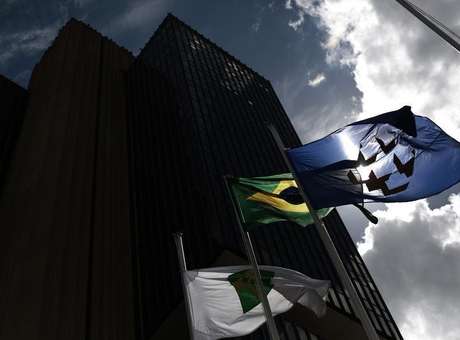 Taxas de juros sobem no Brasil em novembro ante outubro