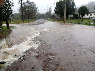 Chuva que no d trgua preocupa Defesa Civil no Paranhana