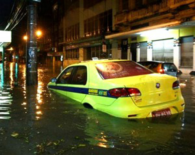 Chuva forte deixa ruas alagadas e provoca caos no trnsito do Rio  