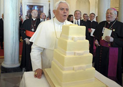 Papa completa 81 anos e ganha bolo da Casa Branca