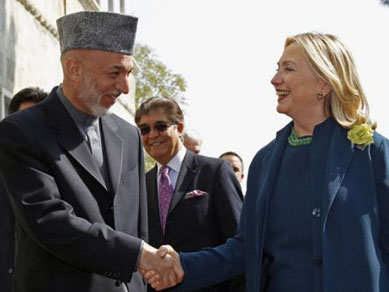 Hillary convida talibs a participar no futuro do Afeganist