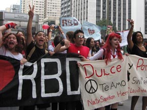 Fs do RBD organizam manifestao na Avenida Paulista.
