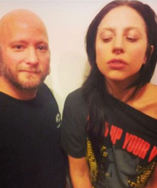 Lady Gaga aparece morena e com piercing