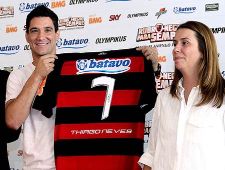 Elogiado por Ronaldinho, Thiago Neves se arrepia na chegada no Fla