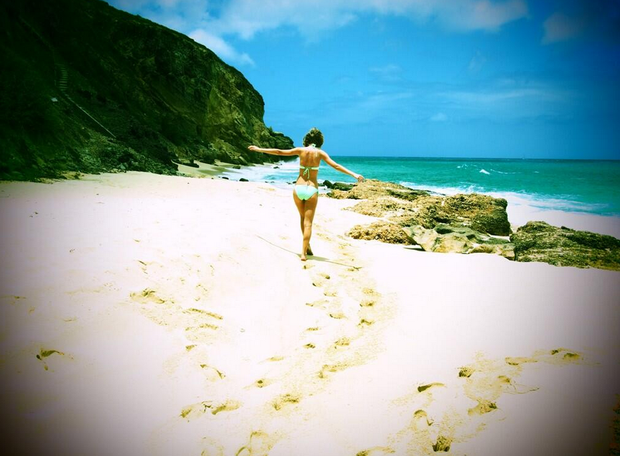 Taylor Swift posta foto de biquni em dia de praia