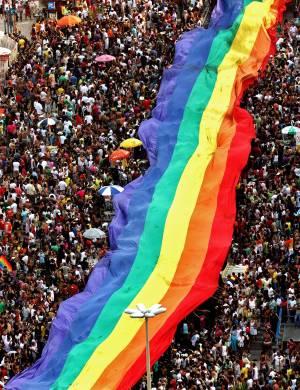 Presos 4 suspeitos de soltar rojo em Parada Gay de SP 
