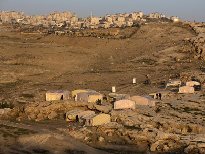 Israel desmantela acampamento palestino na rea da colnia E1  