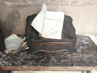 Bblia resiste a incndio em igreja em Biguau, na Grande Florianpolis