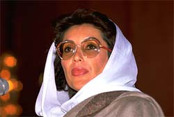 Ex-premi Benazir Bhutto morre em atentado no Paquisto.