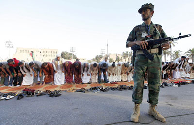 Lbios celebram fim do Ramad sem Kadhafi, mas guerra continua