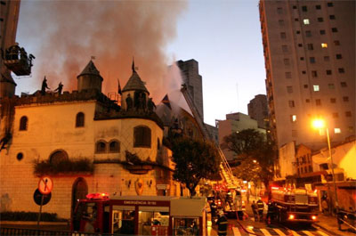 Incndio destri teatro em So Paulo