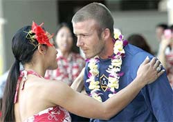 Beckham ganha colar e beijo de havaiana