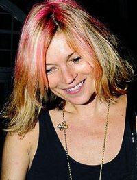 Divertida: Kate Moss de cabelo cor-de-rosa