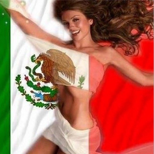 Thalia posa sensual com bandeira do Mxico