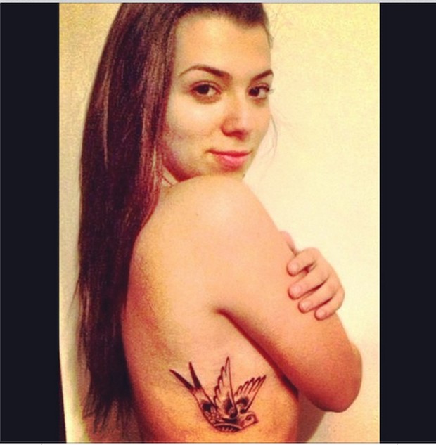 De topless, Petra Mattar mostra nova tatuagem