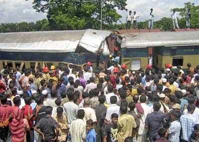 Choque entre trens deixa dois mortos e 20 feridos 