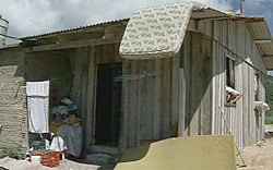 Temporal deixa 150 casas destelhadas em Santa Catarina