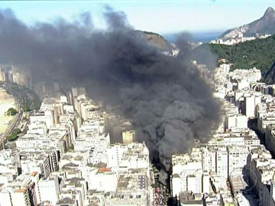 Incndio atinge loja de festa e interdita rua em Copacabana