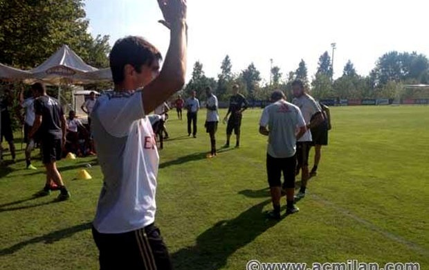 Em primeiro treino no retorno, Kak  recebido no campo com aplausos