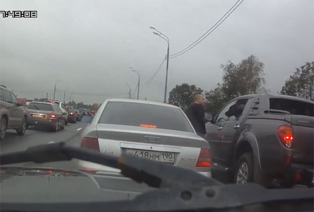 Russo tenta tirar satisfao de outro motorista