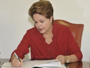 Dilma sanciona lei que reduz meta do supervit para 2014
