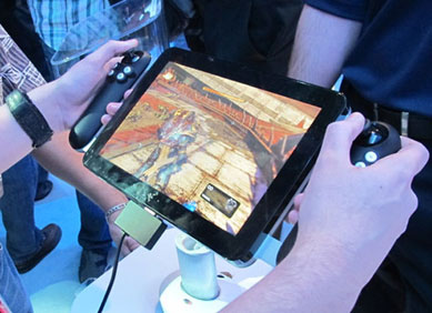 Tablet traz joysticks acoplados para usurio jogar videogame