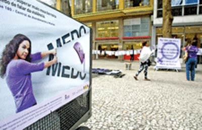 Violncia contra mulheres  lembrada em Curitiba