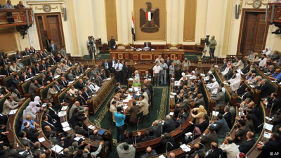 Parlamento egpcio se rene e desafia militares