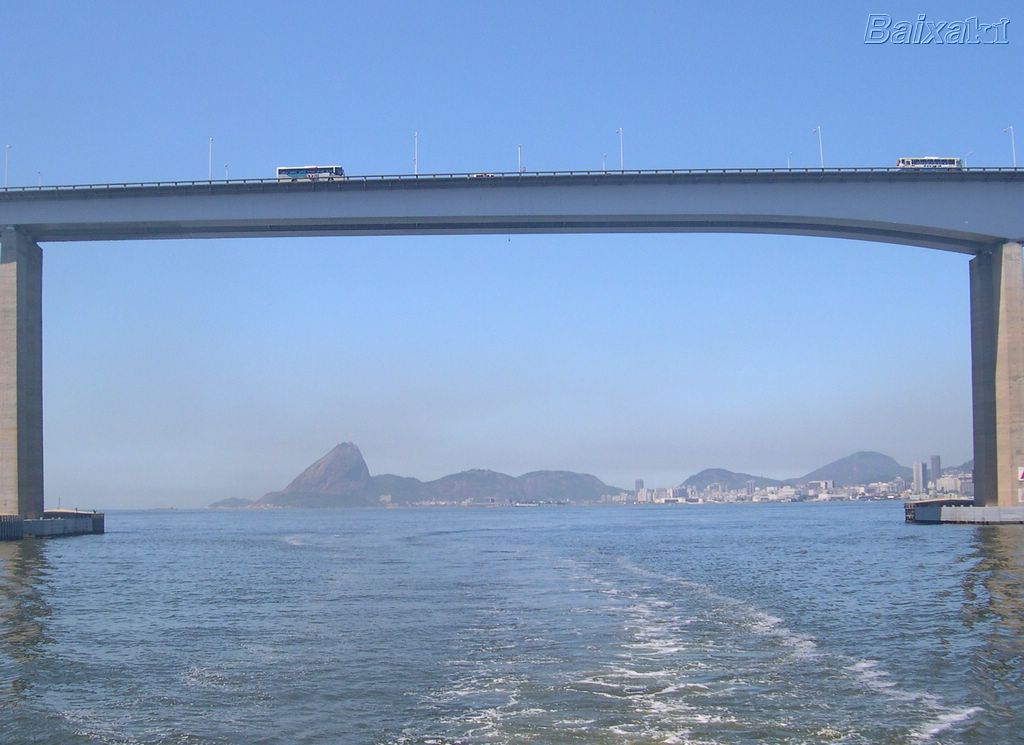 Mulher cai da ponte Rio-Niteri aps acidente