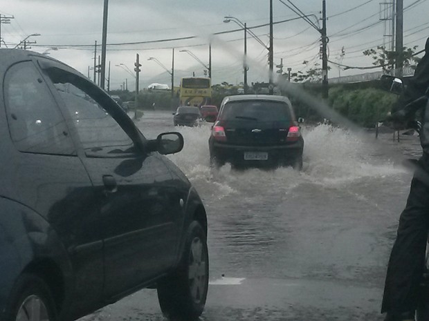 Motoristas so surpreendidos por rea inundada na entrada de Santos
