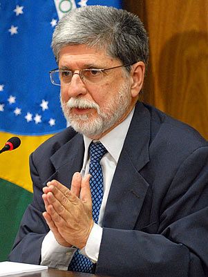Amorim destaca disposio do Brasil de mediar paz no oriente