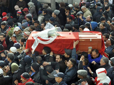 Milhares participam de funeral de opositor morto na Tunsia 