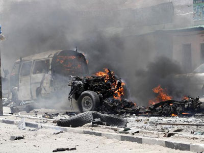 Carro-bomba mata 10 perto do palcio presidencial da Somlia