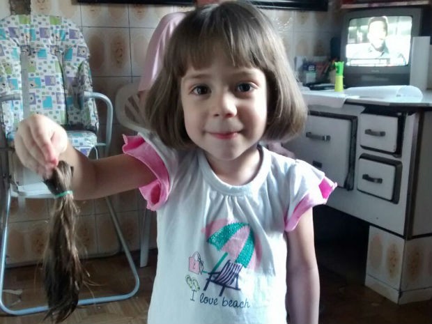 Menina de 3 anos corta o cabelo para doao