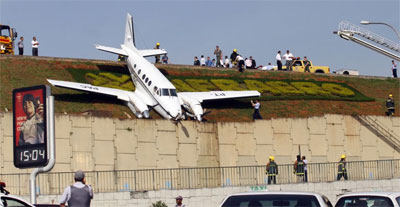 Avio de pequeno porte derrapa na pista de Aeroporto 
