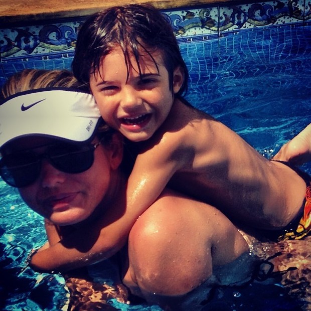 Mari Alexandre curte piscina com o filho: 