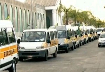 Motoristas de vans escolares fazem protestos em avenidas de SP