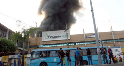 Incndio destri supermercado de shopping em Manaus