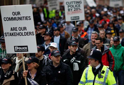 Policiais britnicos aderem a protestos antiausteridade