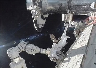  Astronautas do nibus espacial Atlantis fazem 1 caminhada